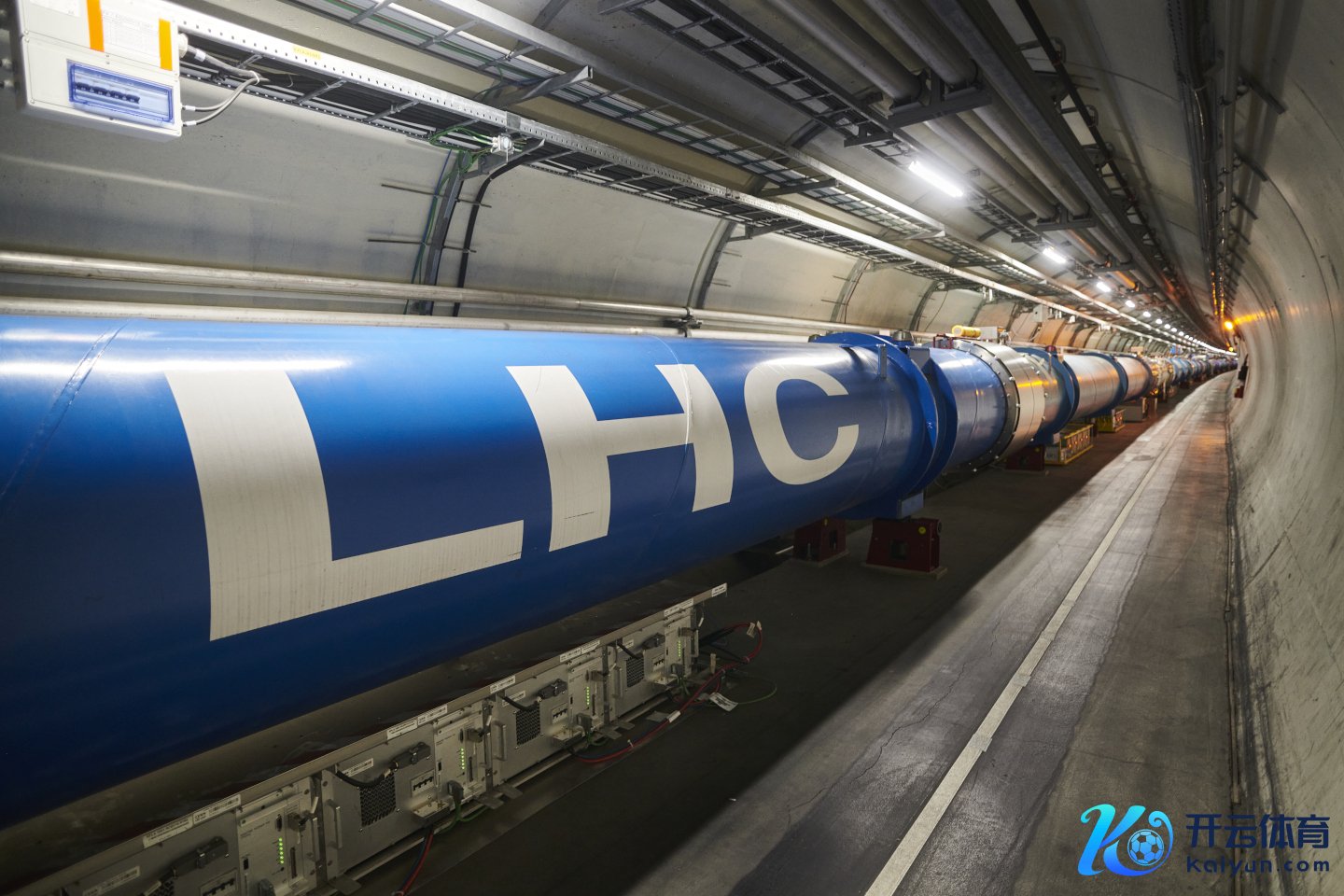 LHC偶极磁体链© 2021 欧洲核子研究中心（CERN）